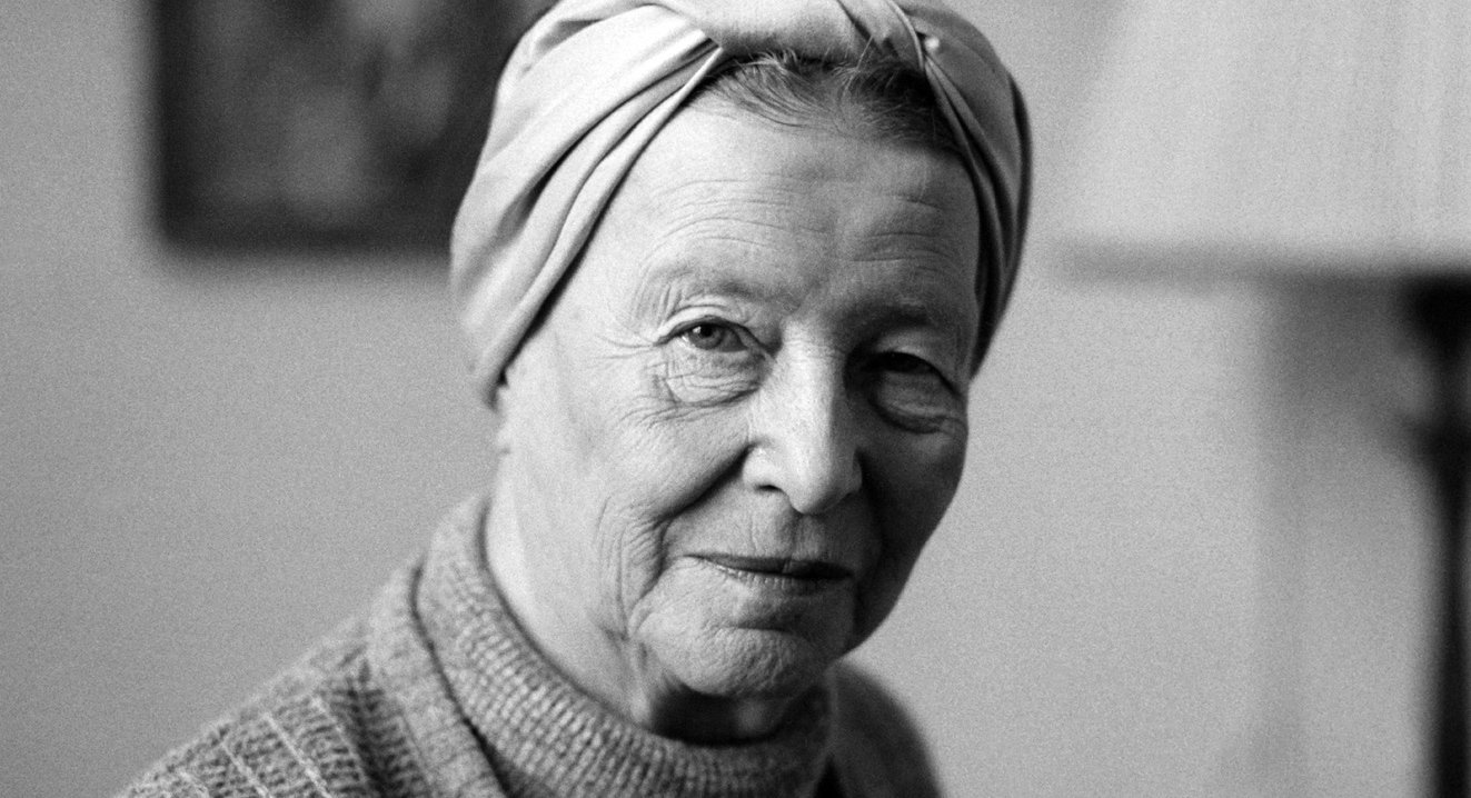 Де бовуар. Симона де Бовуар в старости. Симона де Бовуар родители. Simone de Beauvoir with book. "Симона де Альаль.