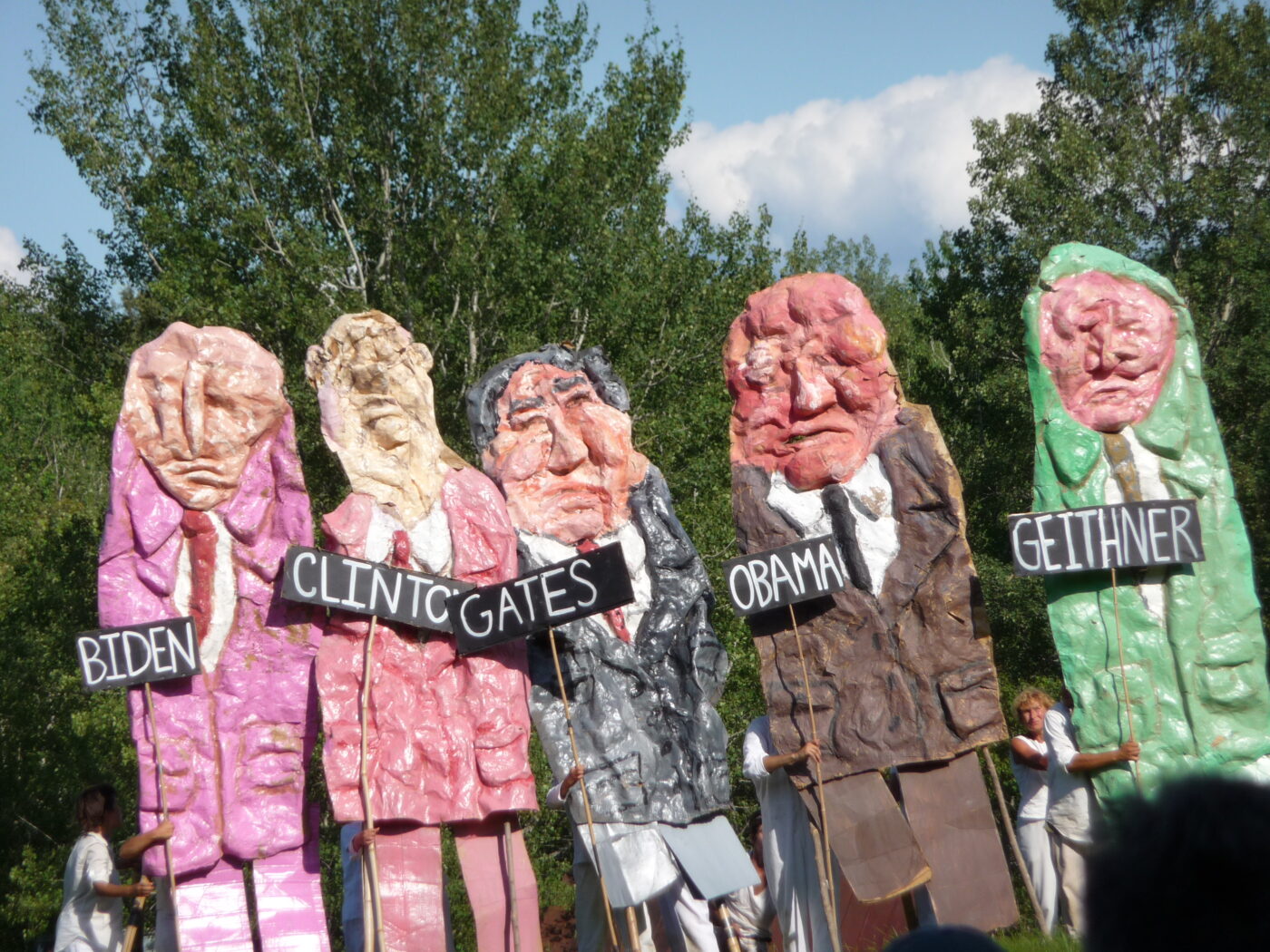 Bienali Açan Devasa Kuklalar Kıyı Müzik